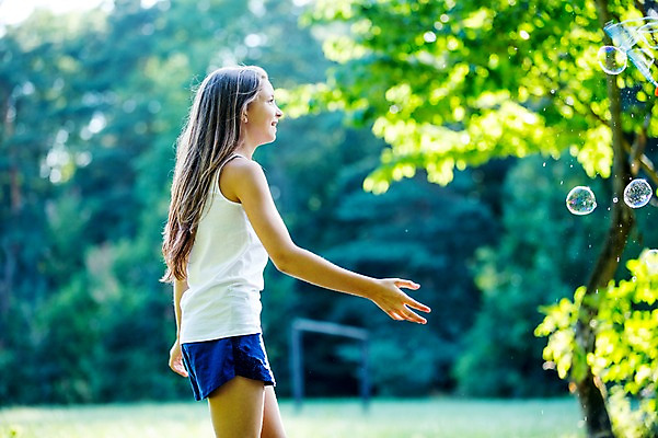 포토 JPG 주간 서양인 백인 공원 여자 중학생 한명 서기 미소 상반신 야외 옆모습 아웃포커스 활발 비눗방울 손내밀기 즐거움 여중생 체코 활기 비눗방울놀이 손뻗기 십대여자한명만 국내포토 자연요소 외국인 1 학생 공공시설 감정 유럽 뷰포인트 컨셉 모션 청소년 놀이 촬영기법 표정 사람 손짓 여자한명만 십대여자만 파일형식