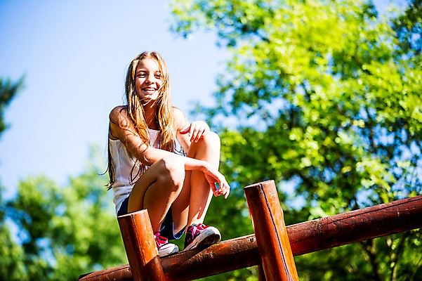 포토 JPG 주간 전신 서양인 백인 공원 여자 중학생 한명 미소 앉기 야외 목재 활발 놀이기구 즐거움 여중생 체코 활기 웅크림 십대여자한명만 국내포토 자연요소 외국인 나무 1 학생 공공시설 감정 유럽 컨셉 재료 모션 청소년 표정 사람 여자한명만 십대여자만 파일형식