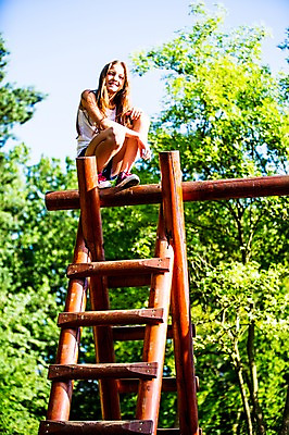 포토 JPG 주간 전신 서양인 백인 공원 여자 사다리 중학생 한명 미소 앉기 야외 목재 활발 놀이기구 즐거움 여중생 체코 활기 웅크림 십대여자한명만 국내포토 자연요소 외국인 나무 1 학생 공공시설 감정 유럽 컨셉 재료 모션 청소년 표정 사람 도구 여자한명만 십대여자만 파일형식