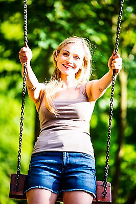 포토 JPG 주간 서양인 백인 공원 여자 한명 미소 앉기 상반신 성인 야외 앞모습 아웃포커스 30대 활발 즐거움 그네 체코 활기 그네타기 성인여자한명만 장년여자한명만 국내포토 자연요소 외국인 1 공공시설 감정 유럽 뷰포인트 컨셉 모션 놀이 촬영기법 표정 사람 장년 여자한명만 성인여자만 장년여자만 파일형식