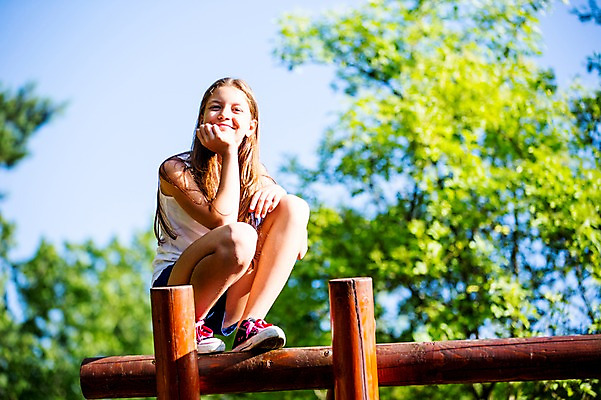 포토 JPG 주간 전신 서양인 백인 공원 여자 중학생 한명 미소 앉기 야외 목재 턱괴기 활발 놀이기구 즐거움 여중생 체코 활기 웅크림 십대여자한명만 국내포토 자연요소 외국인 나무 1 학생 공공시설 감정 유럽 컨셉 재료 모션 청소년 표정 사람 여자한명만 십대여자만 파일형식
