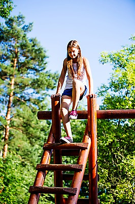 포토 JPG 주간 전신 서양인 백인 공원 여자 중학생 한명 야외 목재 걷기 활발 놀이기구 즐거움 여중생 체코 활기 십대여자한명만 내려오기 국내포토 자연요소 외국인 나무 1 학생 공공시설 감정 유럽 컨셉 재료 모션 청소년 사람 여자한명만 십대여자만 파일형식