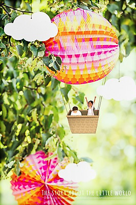 PSD 구름 편집 여자 남자 일러스트 나뭇잎 성인 두명 미니어처 열기구 비행 소인국 국내일러스트 자연요소 잎 항공교통 사람 모형 파일형식