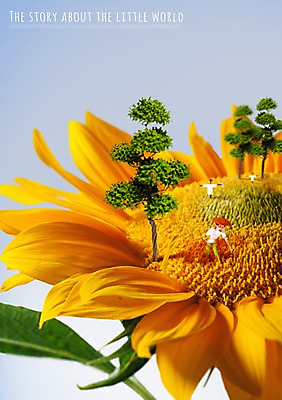 PSD 나무 편집 남자 일러스트 해바라기 한명 성인 농작물 농사 미니어처 농부 허수아비 소인국 국내일러스트 식물 직업 1 꽃 농업 사람 모형 파일형식