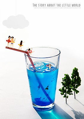 PSD 나무 구름 편집 여자 남자 수영복 일러스트 빨대 여러명 성인 수영 미니어처 잠수 튜브 소인국 음료수컵 국내일러스트 자연요소 식물 옷 다수 사람 컵 모형 수상스포츠 파일형식