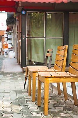 포토 JPG 주간 백그라운드 창문 풍경 사람없음 야외 상점 봄 골목길 나무의자 국내포토 자연요소 계절 길 의자 목재 파일형식