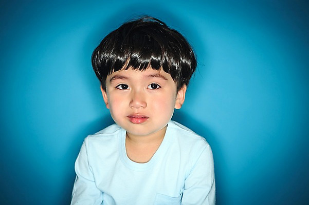 포토 JPG 스튜디오촬영 남자 실내 한명 상반신 앞모습 유치원생 한국인 울음 파란배경 어린이만 소년한명만 국내포토 1 어린이 뷰포인트 백그라운드 표정 사람 동양인 내부 파란색 남자한명만 소년만 파일형식