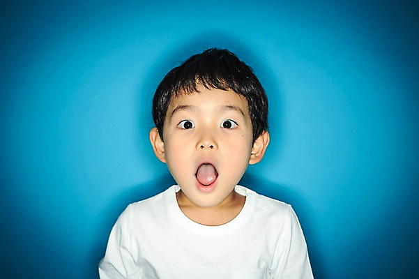 포토 JPG 스튜디오촬영 남자 실내 입벌림 한명 상반신 앞모습 놀람 유치원생 한국인 파란배경 어린이만 소년한명만 국내포토 1 감정 어린이 뷰포인트 백그라운드 표정 사람 동양인 내부 파란색 남자한명만 소년만 파일형식