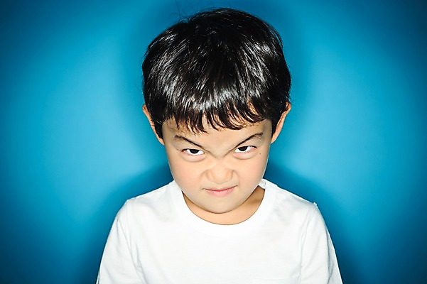 포토 JPG 스튜디오촬영 남자 실내 한명 상반신 앞모습 유치원생 한국인 분노 파란배경 노려봄 어린이만 소년한명만 국내포토 1 감정 어린이 뷰포인트 백그라운드 표정 사람 동양인 내부 파란색 남자한명만 소년만 파일형식