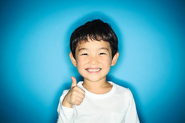 포토 JPG 스튜디오촬영 남자 실내 한명 미소 상반신 앞모습 유치원생 한국인 엄지손가락 최고 파란배경 어린이만 소년한명만 국내포토 1 어린이 뷰포인트 백그라운드 손가락 표정 사람 동양인 내부 파란색 남자한명만 소년만 파일형식