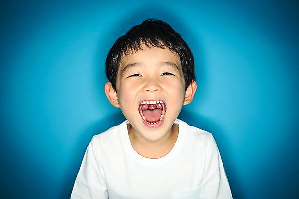 포토 JPG 스튜디오촬영 남자 실내 한명 웃음 상반신 앞모습 유치원생 한국인 파란배경 어린이만 소년한명만 국내포토 1 어린이 뷰포인트 백그라운드 표정 사람 동양인 내부 파란색 남자한명만 소년만 파일형식