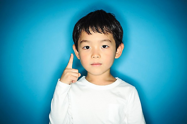 포토 JPG 스튜디오촬영 남자 실내 무표정 한명 상반신 앞모습 유치원생 한국인 검지손가락 가리킴 파란배경 어린이만 소년한명만 국내포토 1 감정 어린이 뷰포인트 백그라운드 손가락 표정 사람 동양인 손짓 내부 파란색 남자한명만 소년만 파일형식