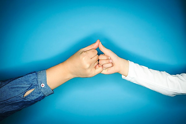 포토 JPG 스튜디오촬영 손 어린이 한손 실내 사람 손짓 성인 두명 신체부위 유치원생 한국인 약속 파란배경 국내포토 백그라운드 모션 동양인 내부 파란색 파일형식