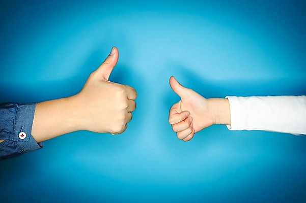 포토 JPG 스튜디오촬영 손 어린이 한손 실내 사람 손짓 성인 두명 신체부위 유치원생 한국인 엄지손가락 최고 파란배경 국내포토 백그라운드 손가락 모션 동양인 내부 파란색 파일형식