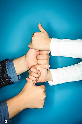 포토 JPG 스튜디오촬영 손 어린이 실내 사람 손짓 성인 두명 신체부위 유치원생 한국인 엄지손가락 양손 잡기 파란배경 국내포토 백그라운드 손가락 모션 동양인 내부 파란색 파일형식