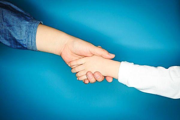 포토 JPG 스튜디오촬영 손 어린이 악수 한손 실내 사람 손짓 성인 두명 신체부위 손잡기 유치원생 한국인 파란배경 국내포토 백그라운드 모션 동양인 내부 파란색 파일형식
