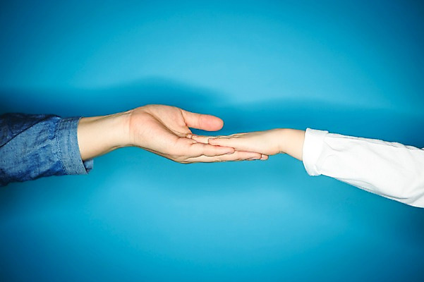 포토 JPG 스튜디오촬영 손 어린이 한손 실내 사람 손짓 성인 두명 신체부위 유치원생 한국인 손내밀기 파란배경 놓기 국내포토 백그라운드 모션 동양인 내부 파란색 파일형식