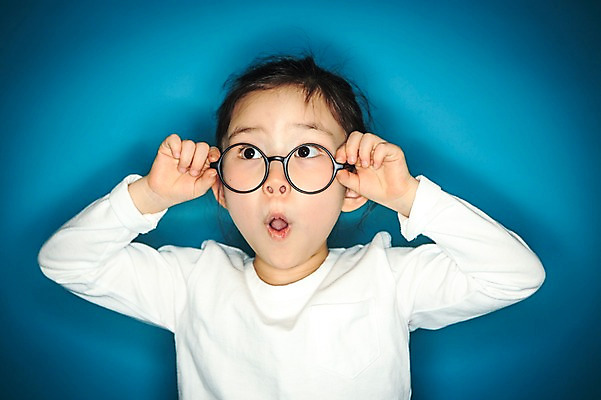 포토 JPG 스튜디오촬영 여자 안경 실내 한명 상반신 앞모습 놀람 유치원생 한국인 파란배경 어린이만 소녀한명만 안경낌 국내포토 1 잡화 감정 어린이 뷰포인트 백그라운드 표정 사람 동양인 내부 파란색 여자한명만 소녀만 파일형식