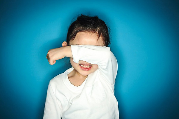 포토 JPG 스튜디오촬영 여자 실내 한명 상반신 앞모습 유치원생 한국인 울음 파란배경 닦기 어린이만 소녀한명만 국내포토 1 어린이 뷰포인트 백그라운드 모션 표정 사람 동양인 내부 파란색 여자한명만 소녀만 파일형식