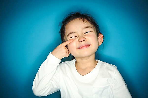 포토 JPG 스튜디오촬영 여자 장난 실내 한명 미소 손짓 상반신 앞모습 유치원생 한국인 파란배경 어린이만 소녀한명만 국내포토 1 어린이 뷰포인트 백그라운드 모션 표정 사람 동양인 내부 파란색 여자한명만 소녀만 파일형식