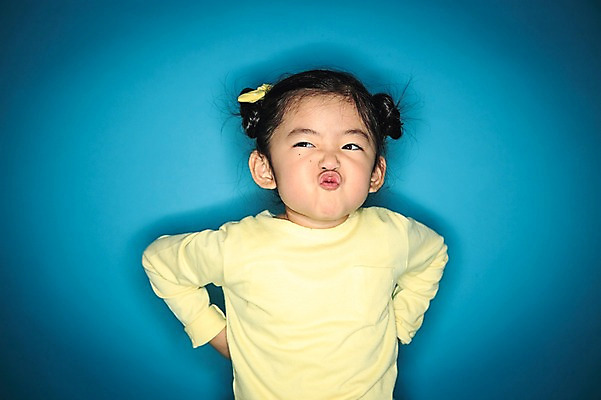 포토 JPG 스튜디오촬영 여자 허리손 실내 한명 상반신 앞모습 유치원생 한국인 짜증 파란배경 입내밀기 불만 어린이만 소녀한명만 국내포토 1 감정 어린이 뷰포인트 포즈 백그라운드 모션 사람 동양인 내부 파란색 여자한명만 소녀만 파일형식