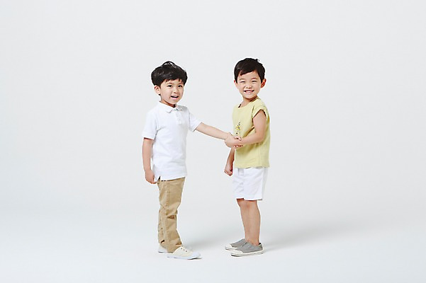 포토 JPG 스튜디오촬영 전신 남자 악수 실내 서기 미소 두명 옆모습 손잡기 유치원생 한국인 흰배경 어린이만 소년만 국내포토 어린이 뷰포인트 백그라운드 모션 표정 사람 동양인 손짓 내부 흰색 남자만 파일형식