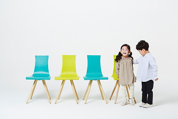 포토 JPG 스튜디오촬영 전신 여자 남자 의자 장난 실내 서기 웃음 두명 앞모습 옆모습 유치원생 한국인 흰배경 나무의자 걸터앉기 어린이만 국내포토 어린이 뷰포인트 가구 백그라운드 모션 표정 사람 앉기 동양인 내부 목재 흰색 파일형식