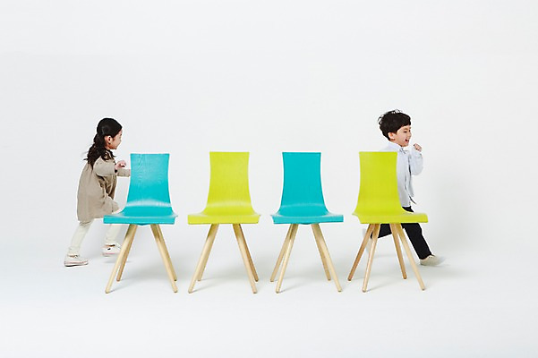 포토 JPG 스튜디오촬영 전신 여자 남자 의자 장난 실내 두명 옆모습 달리기 유치원생 한국인 흰배경 나무의자 어린이만 국내포토 어린이 뷰포인트 가구 백그라운드 모션 사람 동양인 내부 목재 흰색 파일형식