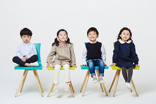 포토 JPG 스튜디오촬영 전신 여자 남자 의자 실내 무표정 미소 여러명 앞모습 유치원생 한국인 흰배경 가부좌 나무의자 어린이만 국내포토 감정 어린이 뷰포인트 가구 다수 백그라운드 표정 사람 앉기 동양인 내부 목재 흰색 파일형식