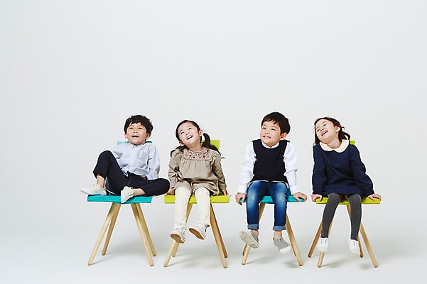 포토 JPG 스튜디오촬영 전신 여자 남자 의자 실내 미소 앉기 여러명 앞모습 유치원생 한국인 올려보기 흰배경 나무의자 어린이만 국내포토 어린이 뷰포인트 가구 다수 백그라운드 모션 표정 사람 동양인 내부 목재 흰색 파일형식