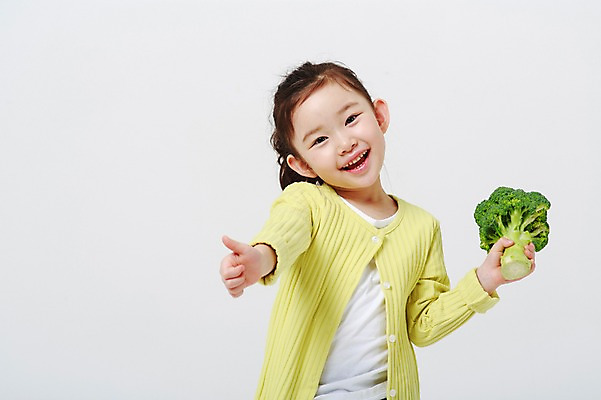 포토 JPG 스튜디오촬영 여자 채소 실내 한명 미소 들기 상반신 앞모습 유치원생 한국인 엄지손가락 최고 브로콜리 흰배경 어린이만 소녀한명만 국내포토 1 어린이 뷰포인트 백그라운드 손가락 모션 표정 사람 동양인 내부 흰색 여자한명만 소녀만 파일형식