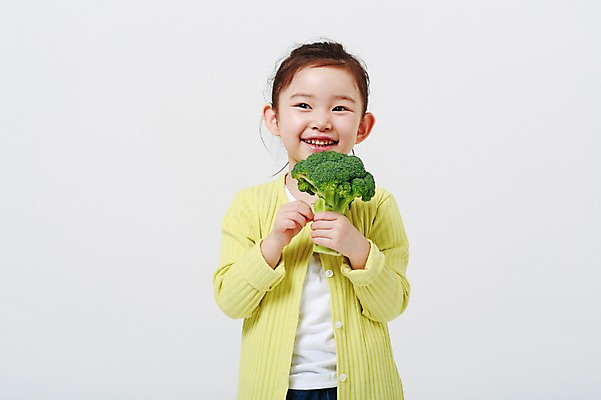 포토 JPG 스튜디오촬영 여자 채소 실내 한명 미소 들기 상반신 앞모습 유치원생 한국인 브로콜리 흰배경 어린이만 소녀한명만 국내포토 1 어린이 뷰포인트 백그라운드 모션 표정 사람 동양인 내부 흰색 여자한명만 소녀만 파일형식