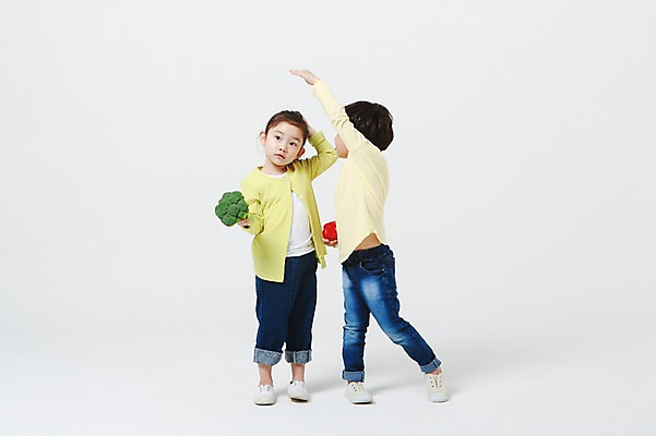 포토 JPG 스튜디오촬영 전신 여자 남자 채소 피망 파프리카 실내 서기 들기 두명 앞모습 옆모습 손들기 유치원생 한국인 브로콜리 흰배경 키재기 어린이만 국내포토 어린이 뷰포인트 백그라운드 모션 사람 동양인 내부 흰색 측정 키_신체 파일형식