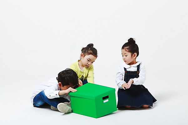 포토 JPG 스튜디오촬영 전신 여자 남자 실내 앉기 상반신 세명 상자 유치원생 한국인 엿보기 흰배경 어린이만 열어보기 국내포토 어린이 백그라운드 모션 사람 동양인 내부 흰색 파일형식