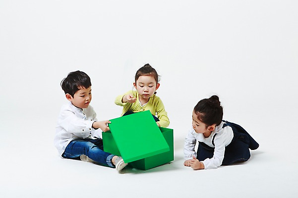 포토 JPG 스튜디오촬영 전신 여자 남자 실내 앉기 상반신 세명 상자 유치원생 한국인 오픈 엿보기 흰배경 어린이만 열어보기 국내포토 어린이 백그라운드 모션 사람 동양인 내부 흰색 파일형식