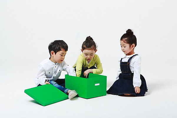 포토 JPG 스튜디오촬영 전신 여자 남자 실내 앉기 상반신 세명 상자 유치원생 한국인 오픈 흰배경 넣기 어린이만 열어보기 국내포토 어린이 백그라운드 모션 사람 동양인 내부 흰색 파일형식