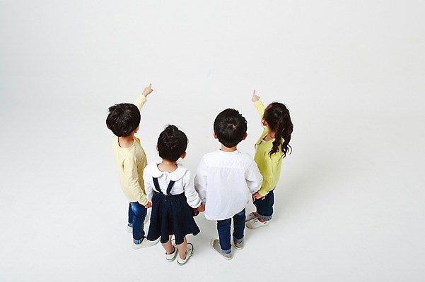 포토 JPG 스튜디오촬영 전신 여자 남자 실내 서기 여러명 뒷모습 하이앵글 손잡기 유치원생 한국인 가리킴 흰배경 어린이만 국내포토 어린이 뷰포인트 다수 백그라운드 모션 사람 동양인 손짓 내부 흰색 파일형식