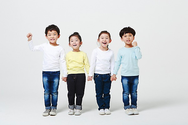 포토 JPG 스튜디오촬영 전신 여자 남자 실내 서기 미소 웃음 여러명 앞모습 손잡기 파이팅 주먹 유치원생 한국인 흰배경 어린이만 국내포토 어린이 뷰포인트 다수 백그라운드 모션 표정 사람 동양인 내부 흰색 파일형식 컬러 인종