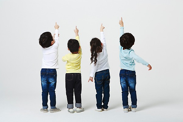 포토 JPG 스튜디오촬영 전신 여자 남자 실내 서기 여러명 뒷모습 손들기 유치원생 한국인 가리킴 흰배경 어린이만 국내포토 어린이 뷰포인트 다수 백그라운드 모션 사람 동양인 손짓 내부 흰색 파일형식