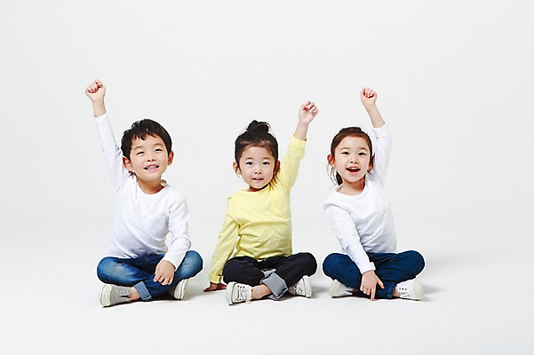 포토 JPG 스튜디오촬영 전신 여자 남자 실내 미소 앞모습 세명 손들기 주먹 유치원생 한국인 흰배경 가부좌 어린이만 국내포토 어린이 뷰포인트 백그라운드 모션 표정 사람 앉기 동양인 내부 흰색 파일형식