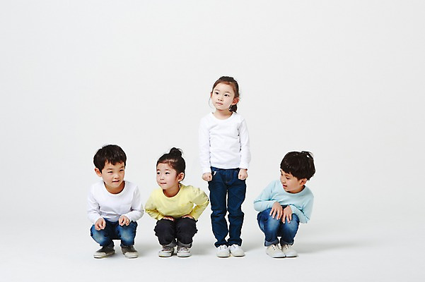 포토 JPG 스튜디오촬영 전신 여자 남자 실내 서기 앉기 여러명 앞모습 유치원생 한국인 흰배경 웅크림 어린이만 국내포토 어린이 뷰포인트 다수 백그라운드 모션 사람 동양인 내부 흰색 파일형식