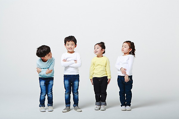 포토 JPG 스튜디오촬영 전신 응시 여자 남자 실내 서기 여러명 앞모습 팔짱 유치원생 한국인 흰배경 차렷 어린이만 국내포토 시선 어린이 뷰포인트 포즈 다수 백그라운드 모션 사람 동양인 내부 흰색 파일형식