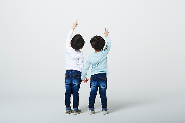 포토 JPG 스튜디오촬영 전신 남자 실내 서기 두명 뒷모습 손들기 손잡기 유치원생 한국인 가리킴 흰배경 어린이만 소년만 국내포토 어린이 뷰포인트 백그라운드 모션 사람 동양인 손짓 내부 흰색 남자만 파일형식