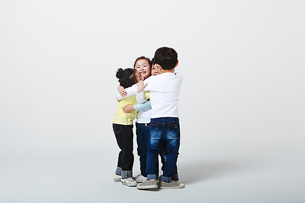 포토 JPG 스튜디오촬영 전신 여자 남자 장난 안기 포옹 실내 서기 미소 여러명 앞모습 옆모습 뒷모습 유치원생 한국인 흰배경 어린이만 국내포토 어린이 뷰포인트 다수 백그라운드 모션 표정 사람 동양인 내부 흰색 파일형식