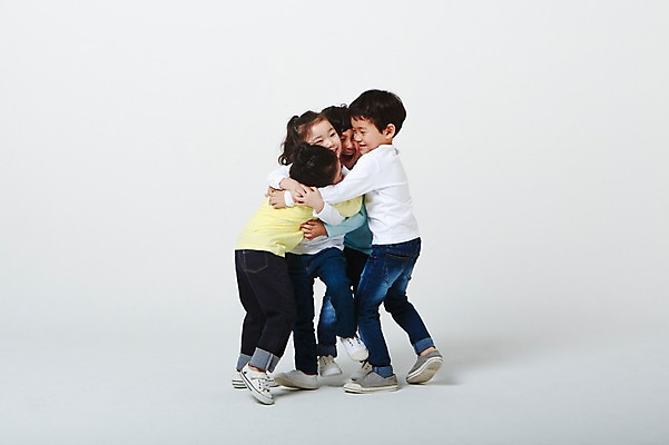 포토 JPG 스튜디오촬영 전신 여자 남자 장난 포옹 실내 서기 여러명 앞모습 뒷모습 유치원생 한국인 흰배경 어린이만 국내포토 어린이 뷰포인트 다수 백그라운드 안기 모션 사람 동양인 내부 흰색 파일형식