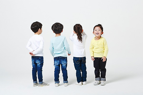 포토 JPG 스튜디오촬영 전신 여자 남자 실내 서기 미소 웃음 여러명 앞모습 뒷모습 유치원생 한국인 흰배경 뒷짐 차렷 어린이만 국내포토 어린이 뷰포인트 포즈 다수 백그라운드 모션 표정 사람 동양인 내부 흰색 파일형식