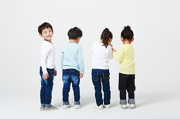 포토 JPG 스튜디오촬영 전신 여자 남자 실내 서기 미소 여러명 뒷모습 유치원생 한국인 뒤돌아보기 흰배경 차렷 어린이만 국내포토 어린이 뷰포인트 포즈 다수 백그라운드 모션 표정 사람 동양인 내부 흰색 파일형식