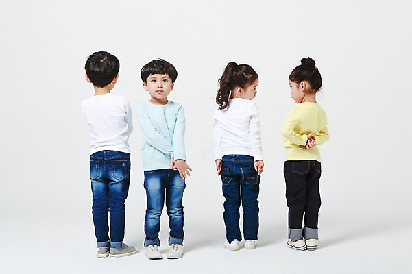 포토 JPG 스튜디오촬영 전신 여자 남자 실내 서기 여러명 앞모습 뒷모습 유치원생 한국인 흰배경 뒷짐 손모으기 차렷 어린이만 국내포토 어린이 뷰포인트 포즈 다수 백그라운드 모션 사람 동양인 손짓 내부 흰색 파일형식