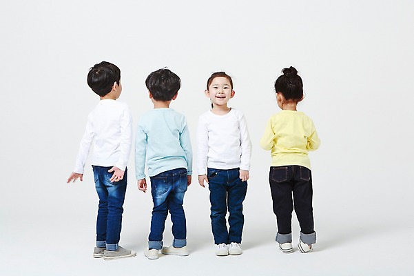 포토 JPG 스튜디오촬영 전신 여자 남자 실내 서기 미소 여러명 앞모습 뒷모습 유치원생 한국인 흰배경 차렷 어린이만 국내포토 어린이 뷰포인트 포즈 다수 백그라운드 모션 표정 사람 동양인 내부 흰색 파일형식