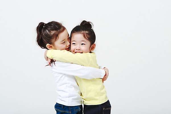 포토 JPG 스튜디오촬영 여자 포옹 실내 서기 미소 상반신 두명 옆모습 유치원생 한국인 흰배경 어린이만 소녀만 국내포토 어린이 뷰포인트 백그라운드 안기 모션 표정 사람 동양인 내부 흰색 여자만 파일형식